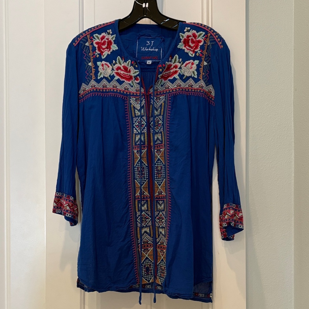 Gorgeous embroidered Johnny Was - 3J Workshop tunic in blue